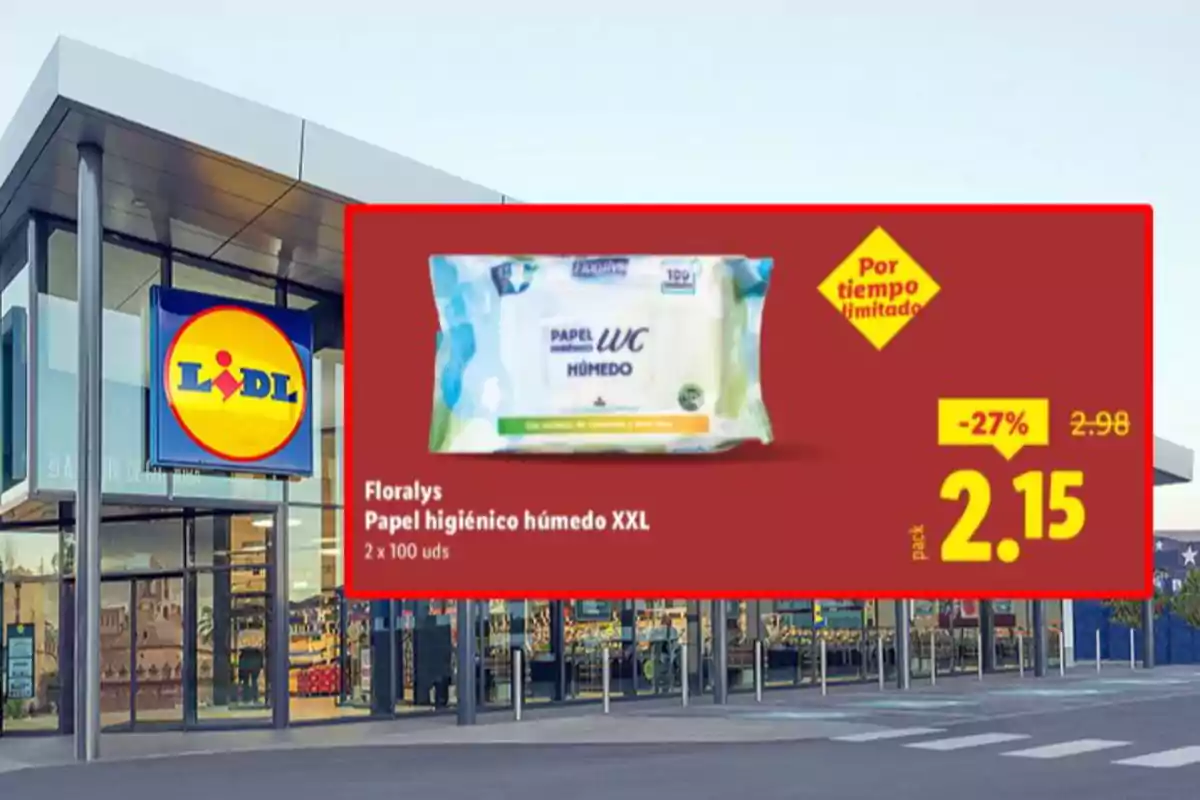 Entrada de un supermercado Lidl con un cartel promocional de papel higiénico húmedo Floralys XXL en oferta a 2,15 euros por tiempo limitado. Entrada de un supermercado Lidl con un cartel promocional de papel higiénico húmedo Floralys XXL en oferta a 2,15 euros por tiempo limitado.
