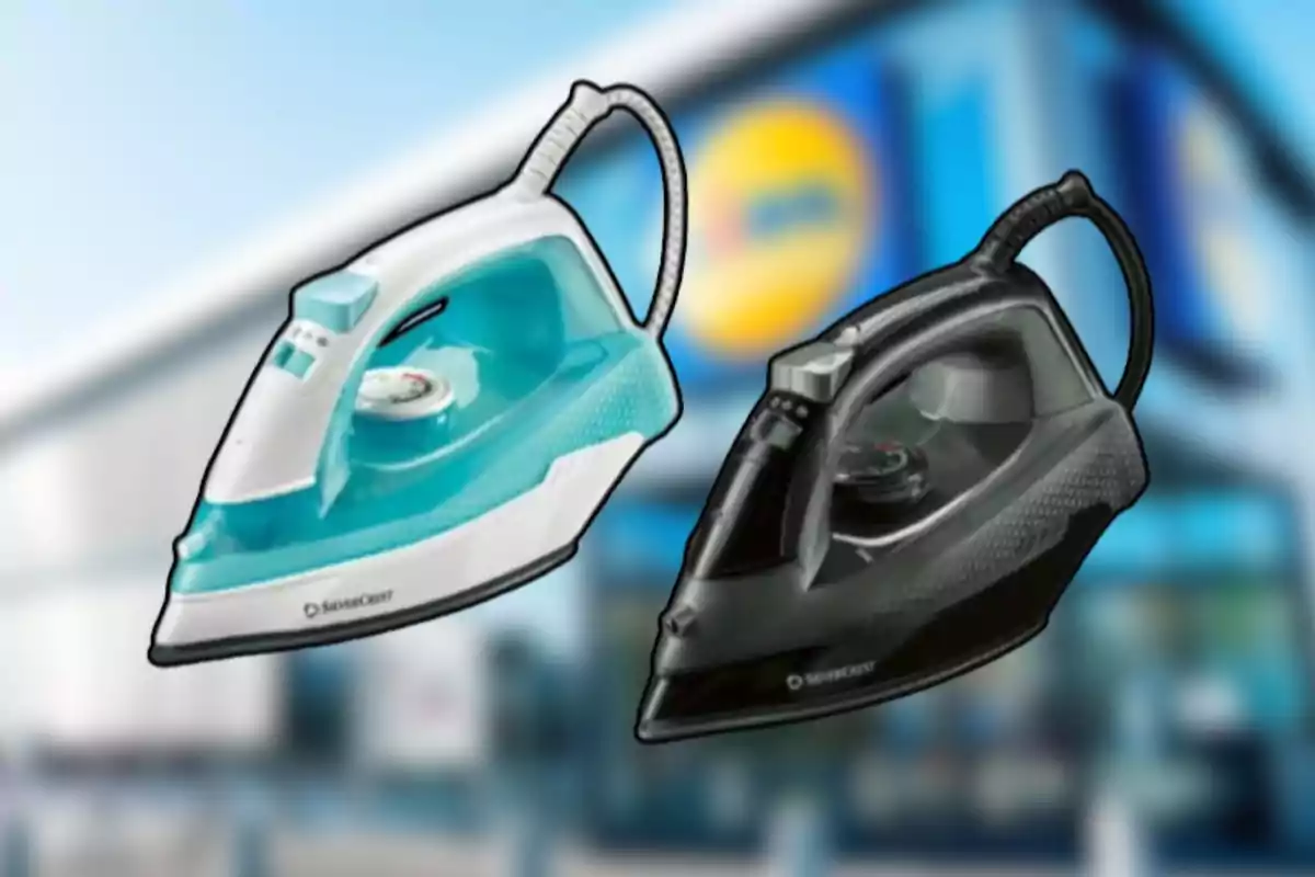 Dos planchas eléctricas de diferentes colores flotan frente a una tienda con el logo de Lidl desenfocado al fondo Dos planchas eléctricas de diferentes colores flotan frente a una tienda con el logo de Lidl desenfocado al fondo