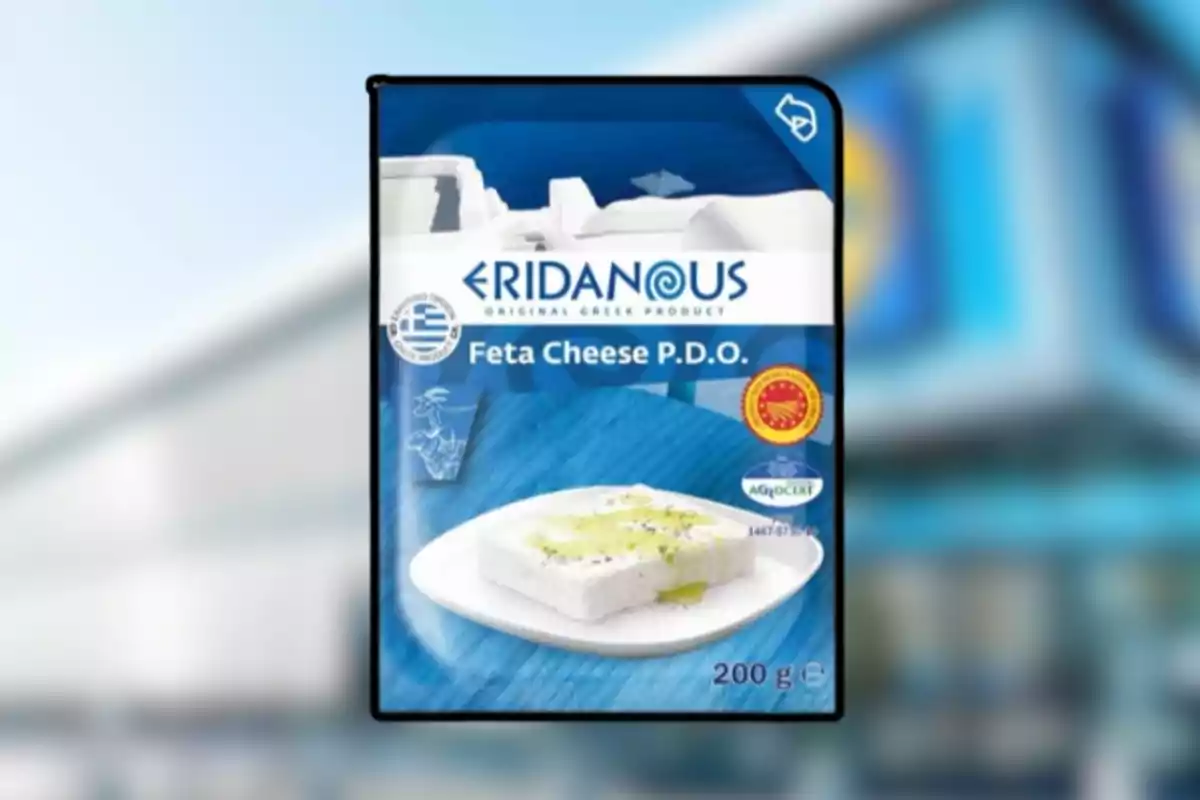 Envase de queso feta Eridanous de 200 gramos sobre fondo desenfocado Envase de queso feta Eridanous de 200 gramos sobre fondo desenfocado