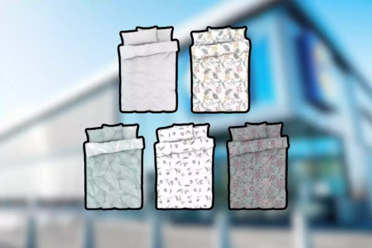 Cinco juegos de sábanas con diferentes estampados sobre un fondo desenfocado de una tienda Cinco juegos de sábanas con diferentes estampados sobre un fondo desenfocado de una tienda
