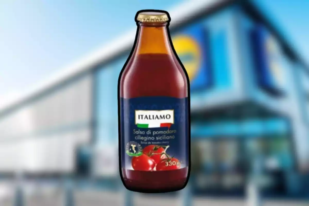 Botella de salsa de tomate Italiana marca Italiamo frente a un supermercado desenfocado Botella de salsa de tomate Italiana marca Italiamo frente a un supermercado desenfocado