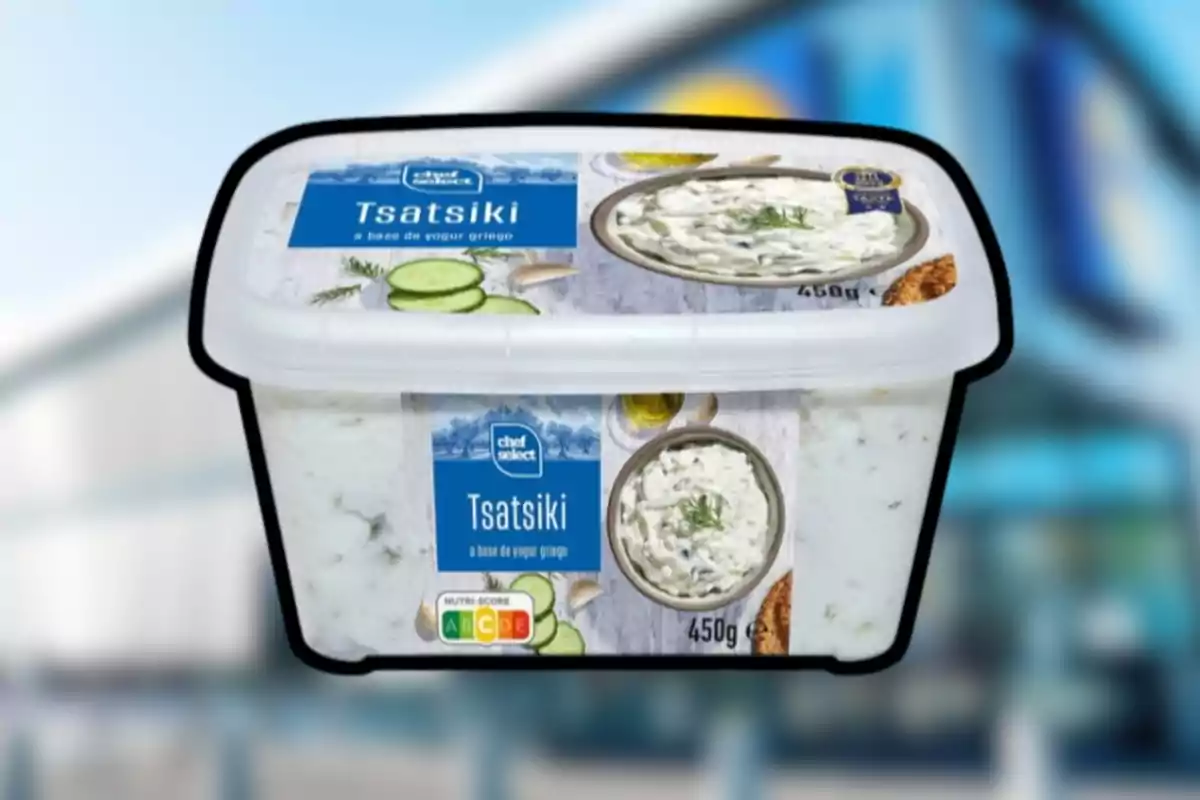 Envase rectangular de plástico de salsa tzatziki Chef Select a base de yogur griego con pepino y eneldo de 450 gramos Envase rectangular de plástico de salsa tzatziki Chef Select a base de yogur griego con pepino y eneldo de 450 gramos