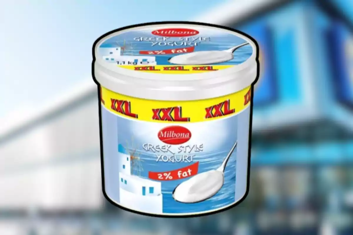 Envase grande de yogur estilo griego Milbona con 2% de grasa y etiqueta XXL Envase grande de yogur estilo griego Milbona con 2% de grasa y etiqueta XXL