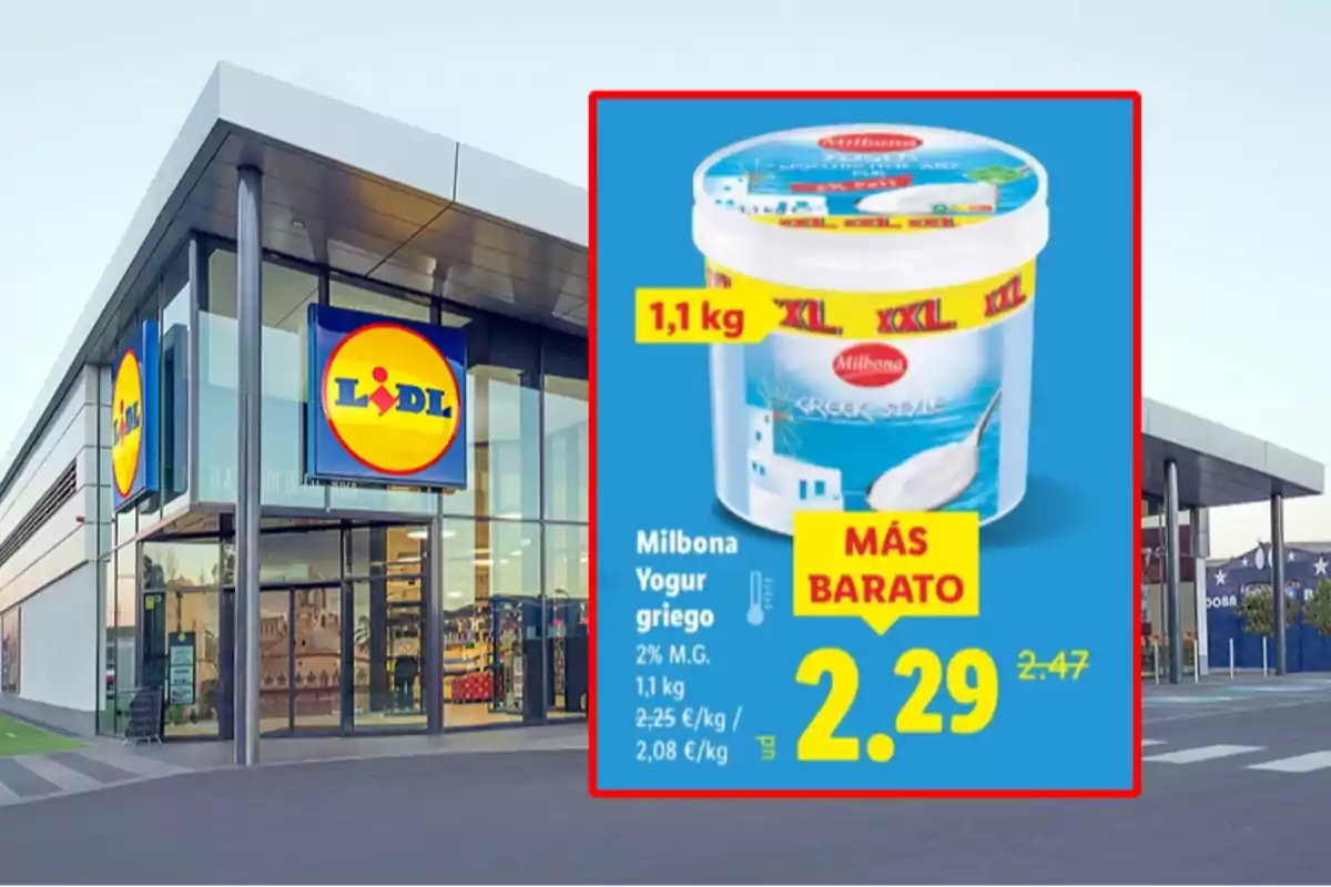 Fachada de supermercado Lidl con un cartel promocional de yogur griego Milbona XXL de 1,1 kg a precio rebajado Fachada de supermercado Lidl con un cartel promocional de yogur griego Milbona XXL de 1,1 kg a precio rebajado