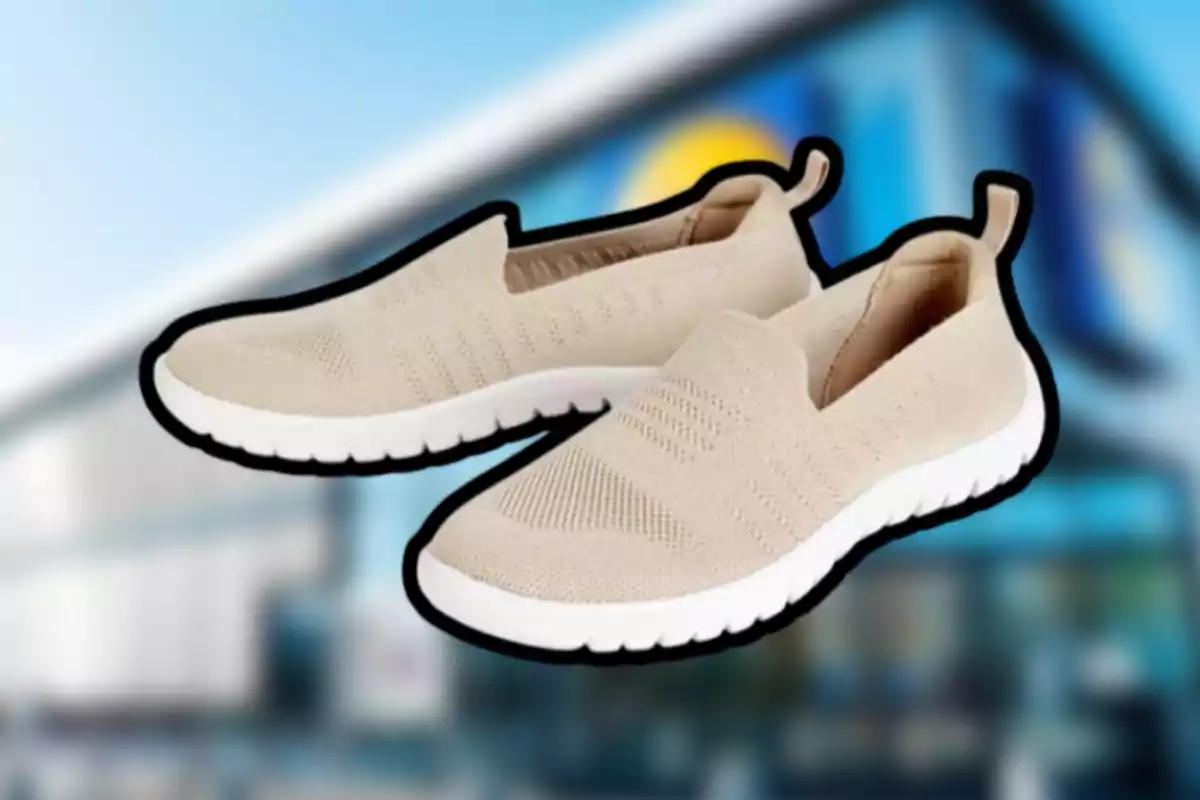 Zapatos deportivos color beige con suela blanca sobre un fondo desenfocado de una tienda Zapatos deportivos color beige con suela blanca sobre un fondo desenfocado de una tienda