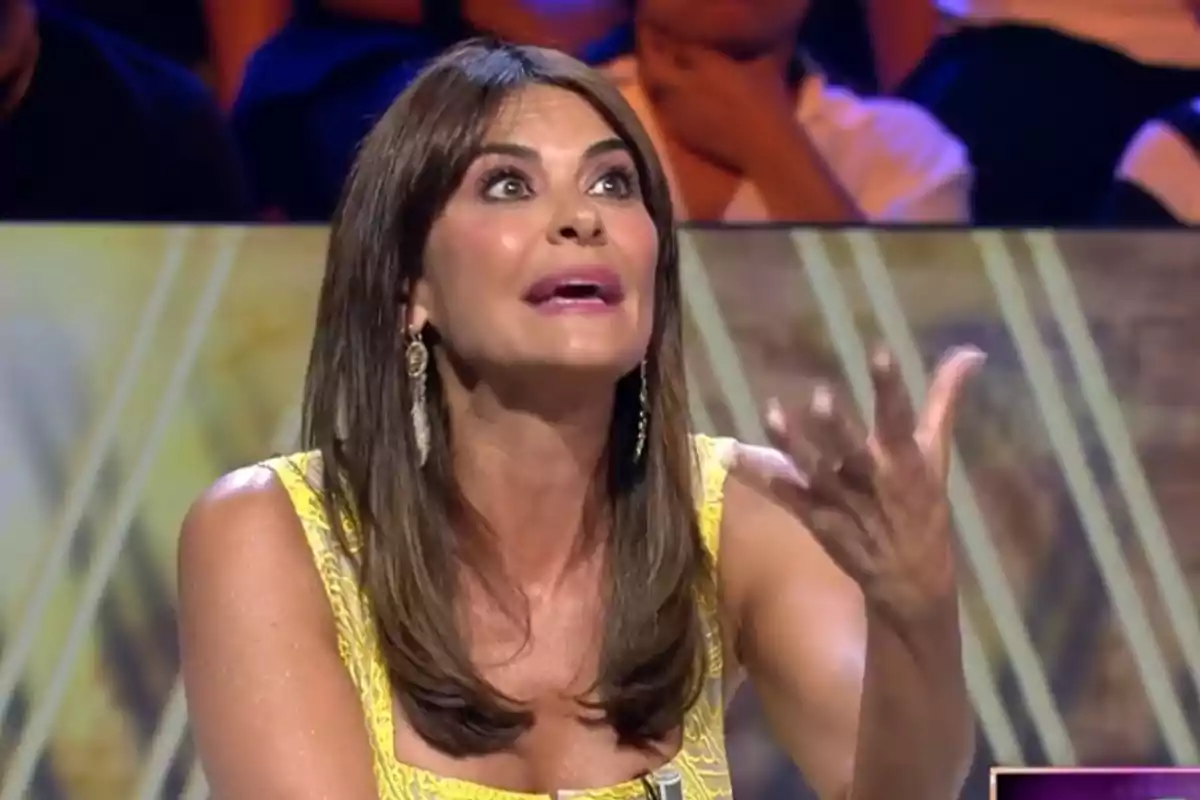 María José Suárez, con vestido amarillo y aretes largos, gesticulando con la mano mientras habla en '¡De Viernes!' María José Suárez, con vestido amarillo y aretes largos, gesticulando con la mano mientras habla en '¡De Viernes!'