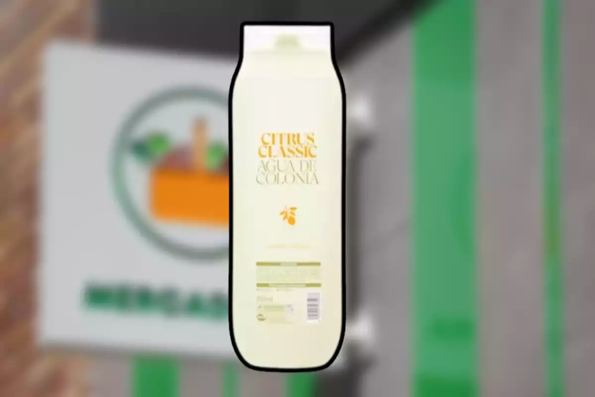 Envase de agua de colonia Citrus Classic en primer plano con fondo desenfocado de una tienda Envase de agua de colonia Citrus Classic en primer plano con fondo desenfocado de una tienda