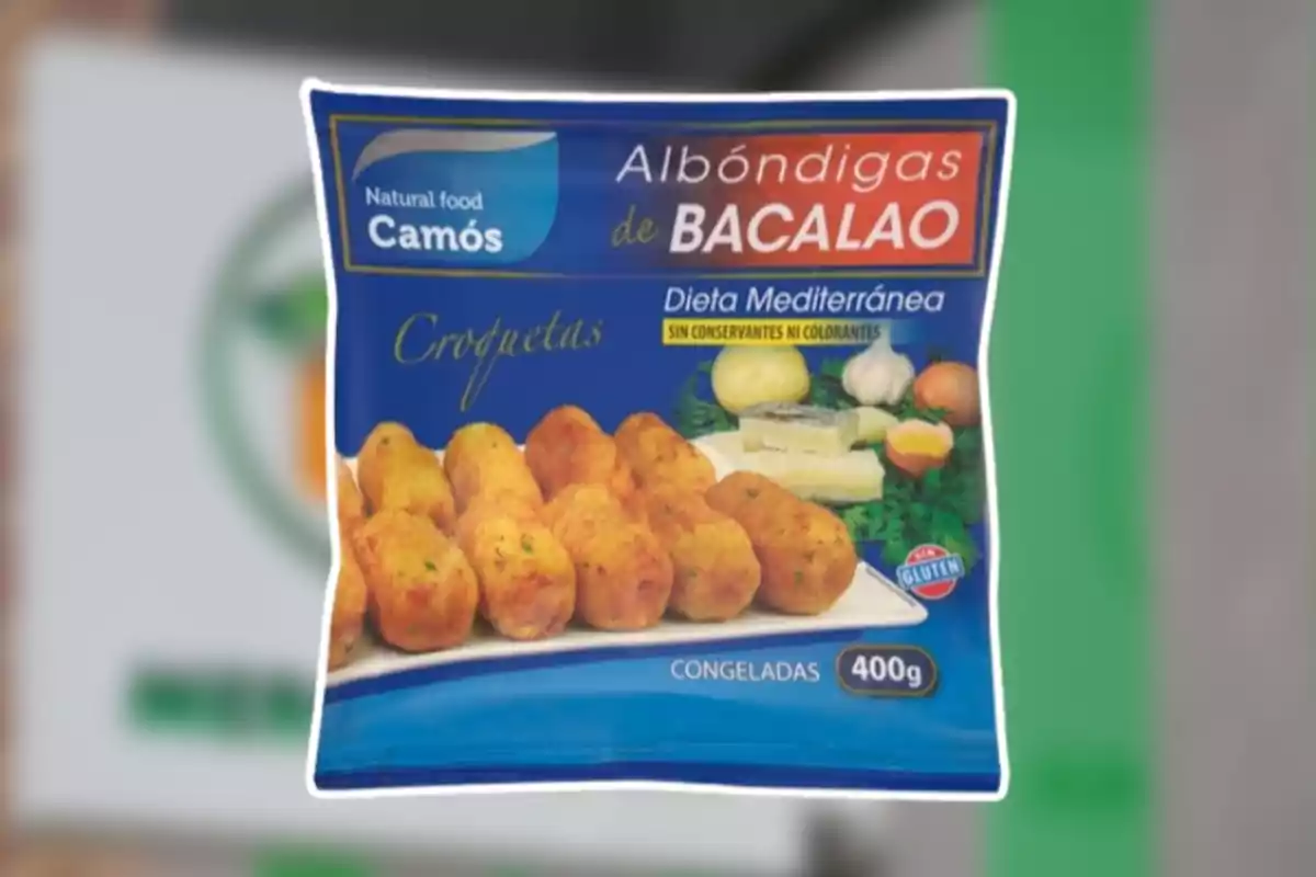 Paquete de croquetas de bacalao marca Camós con diseño azul y una imagen de las croquetas servidas en un plato junto a ingredientes frescos Paquete de croquetas de bacalao marca Camós con diseño azul y una imagen de las croquetas servidas en un plato junto a ingredientes frescos