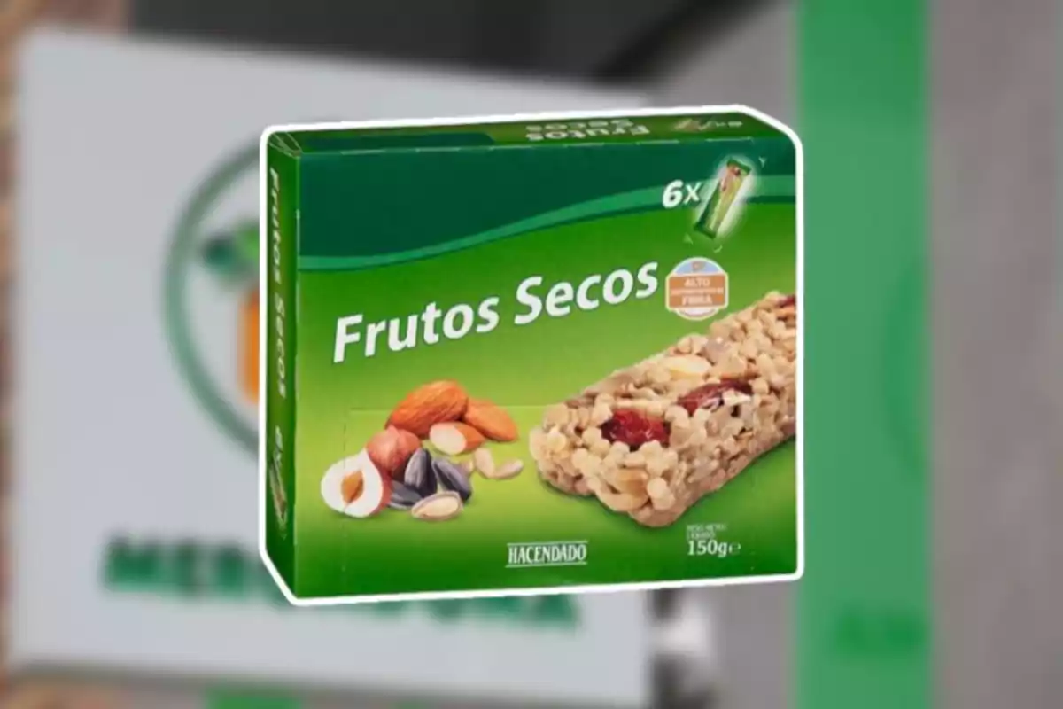 Caja verde de barritas de frutos secos de la marca Hacendado con imágenes de frutos secos y una barrita en el frente Caja verde de barritas de frutos secos de la marca Hacendado con imágenes de frutos secos y una barrita en el frente