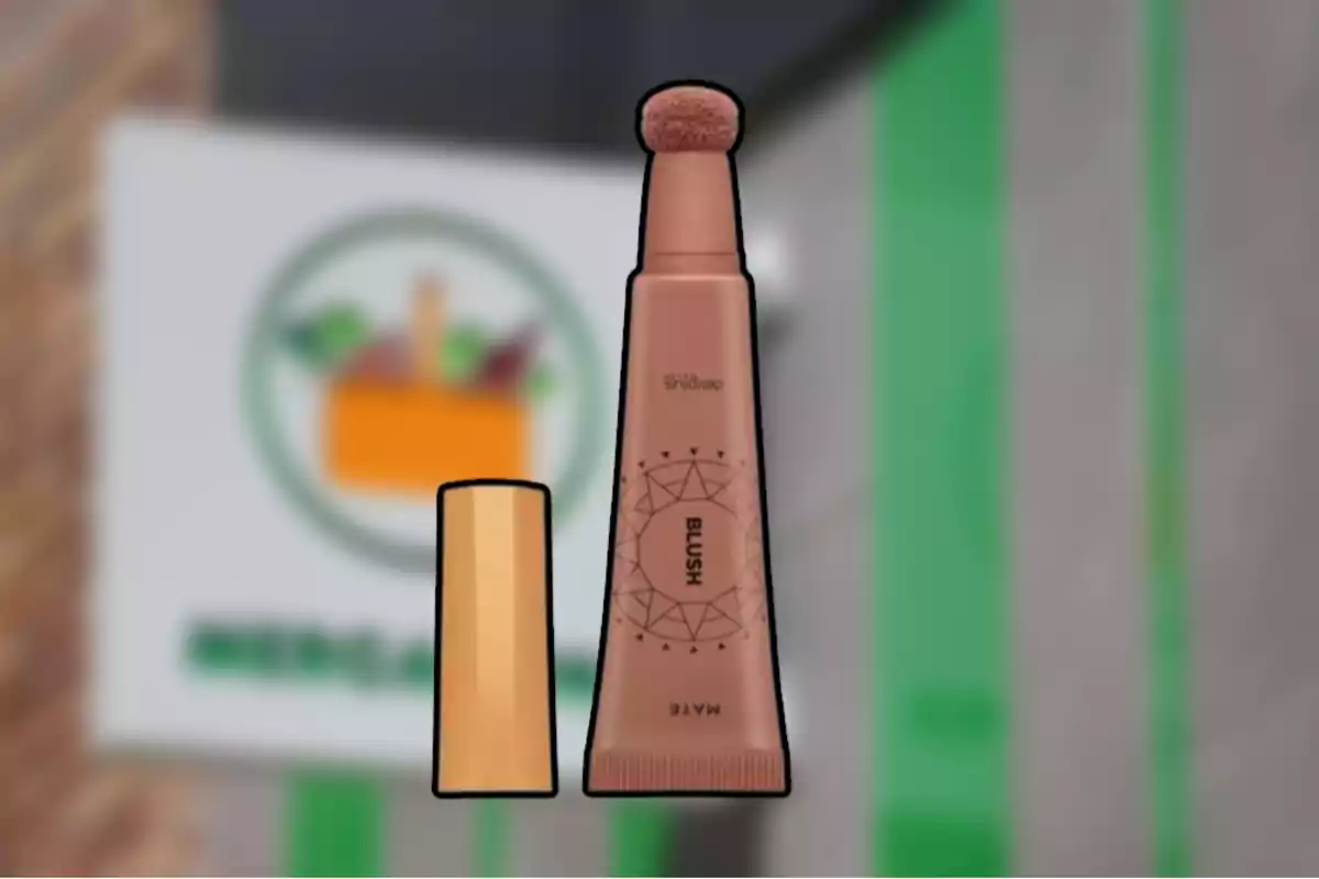 Rubor líquido en envase color marrón con aplicador de esponja y tapa dorada sobre un fondo borroso de tienda Rubor líquido en envase color marrón con aplicador de esponja y tapa dorada sobre un fondo borroso de tienda