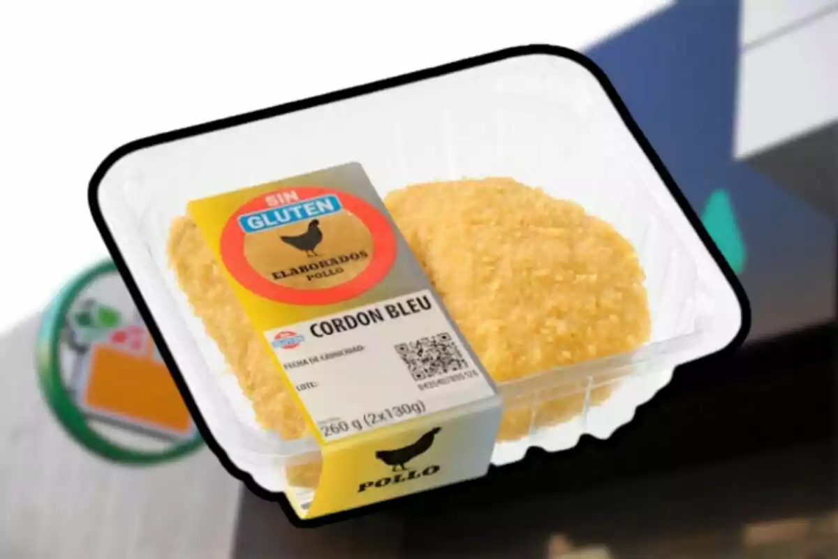 Envase de plástico transparente con dos piezas de cordon bleu de pollo empanizado sin gluten y etiqueta informativa Envase de plástico transparente con dos piezas de cordon bleu de pollo empanizado sin gluten y etiqueta informativa