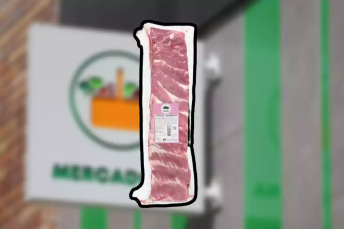 Un paquete de costilla de cerdo con etiqueta al centro de la imagen y un fondo borroso de un letrero de supermercado. Un paquete de costilla de cerdo con etiqueta al centro de la imagen y un fondo borroso de un letrero de supermercado.