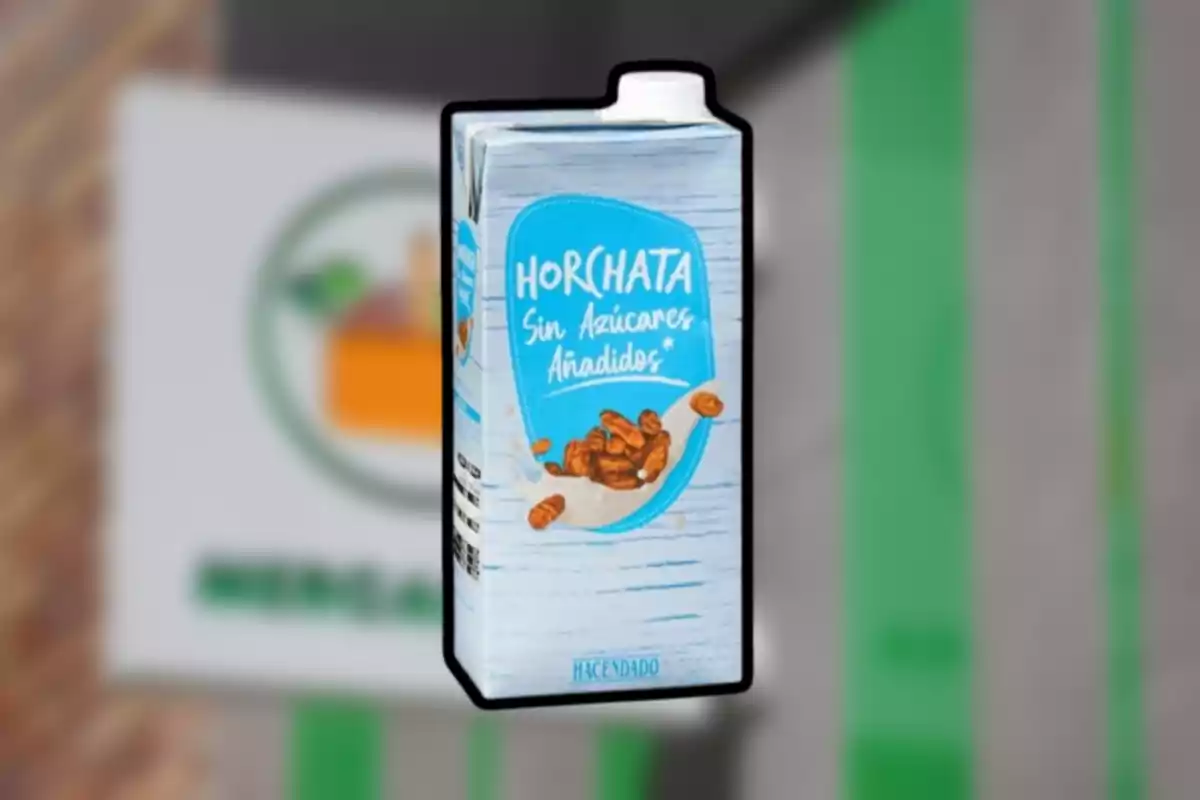 Envase de horchata sin azúcares añadidos de la marca Hacendado sobre un fondo desenfocado de supermercado. Envase de horchata sin azúcares añadidos de la marca Hacendado sobre un fondo desenfocado de supermercado.