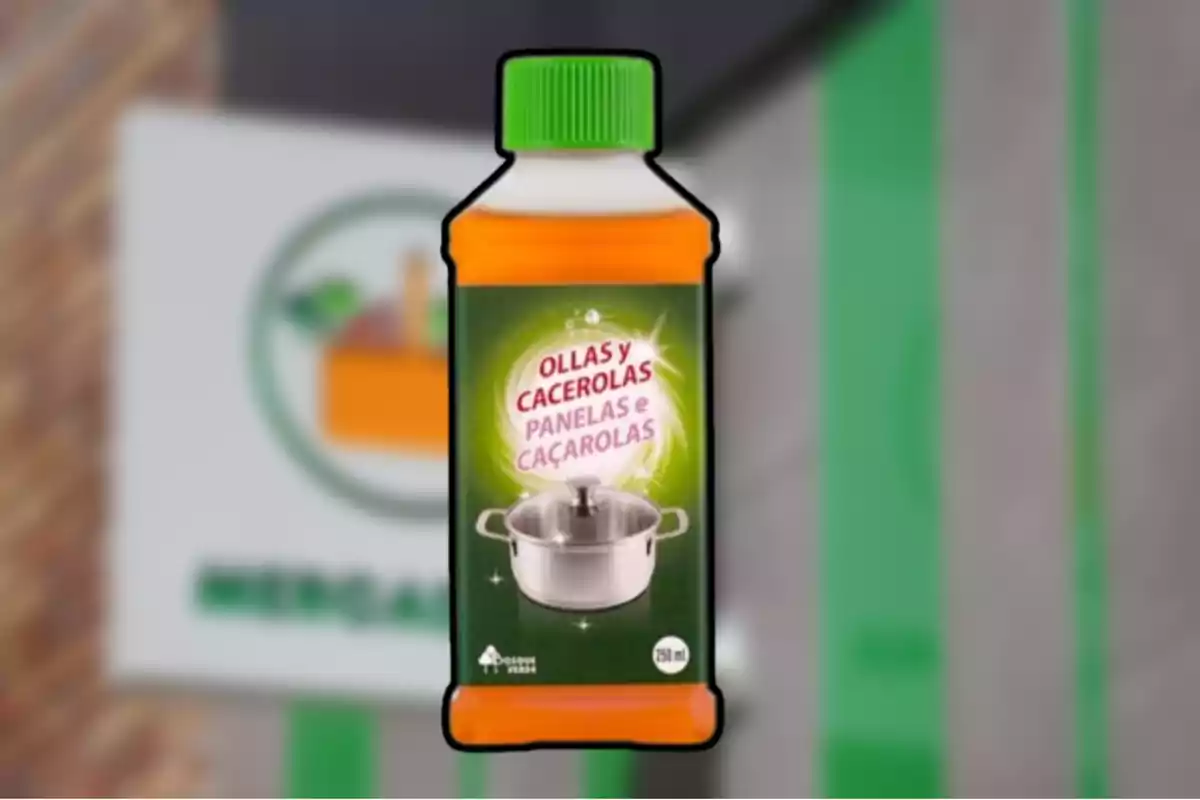 Botella de detergente líquido con tapa verde y etiqueta que indica su uso para ollas y cacerolas, con una imagen de una olla metálica al frente Botella de detergente líquido con tapa verde y etiqueta que indica su uso para ollas y cacerolas, con una imagen de una olla metálica al frente
