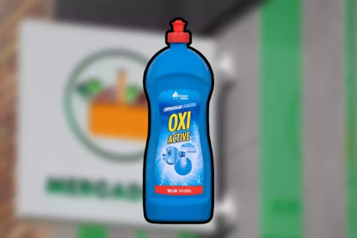 Botella azul de limpiador líquido Oxi Active con tapa roja sobre un fondo desenfocado Botella azul de limpiador líquido Oxi Active con tapa roja sobre un fondo desenfocado