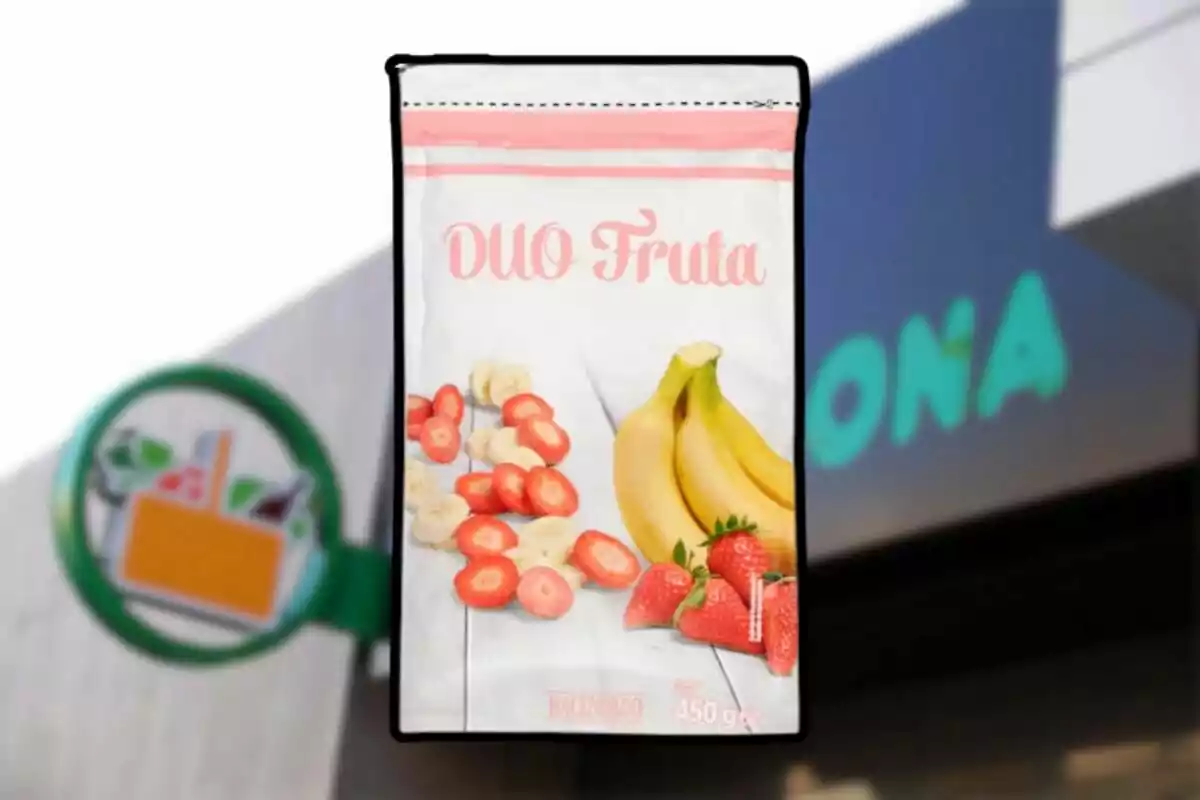 Bolsa de fruta congelada Duo Fruta de la marca Hacendado con fresas y plátanos en la portada Bolsa de fruta congelada Duo Fruta de la marca Hacendado con fresas y plátanos en la portada
