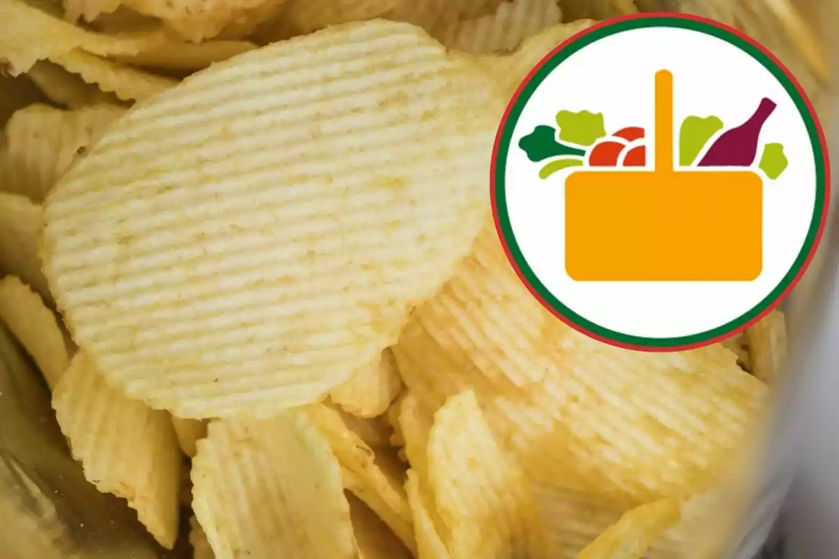 Papas fritas onduladas con un círculo que contiene un dibujo de una canasta con verduras y una botella