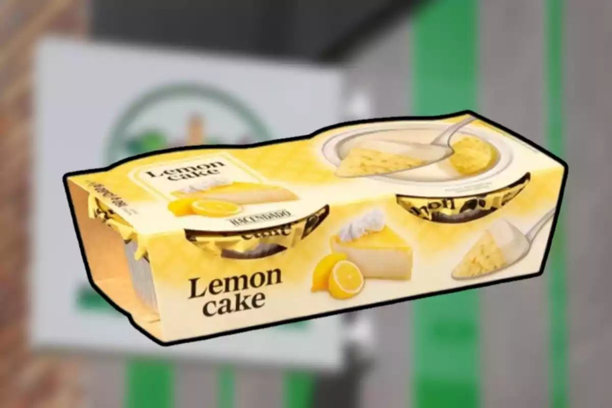 Envase de pastel de limón con imágenes de una rebanada de pastel y rodajas de limón en el empaque Envase de pastel de limón con imágenes de una rebanada de pastel y rodajas de limón en el empaque