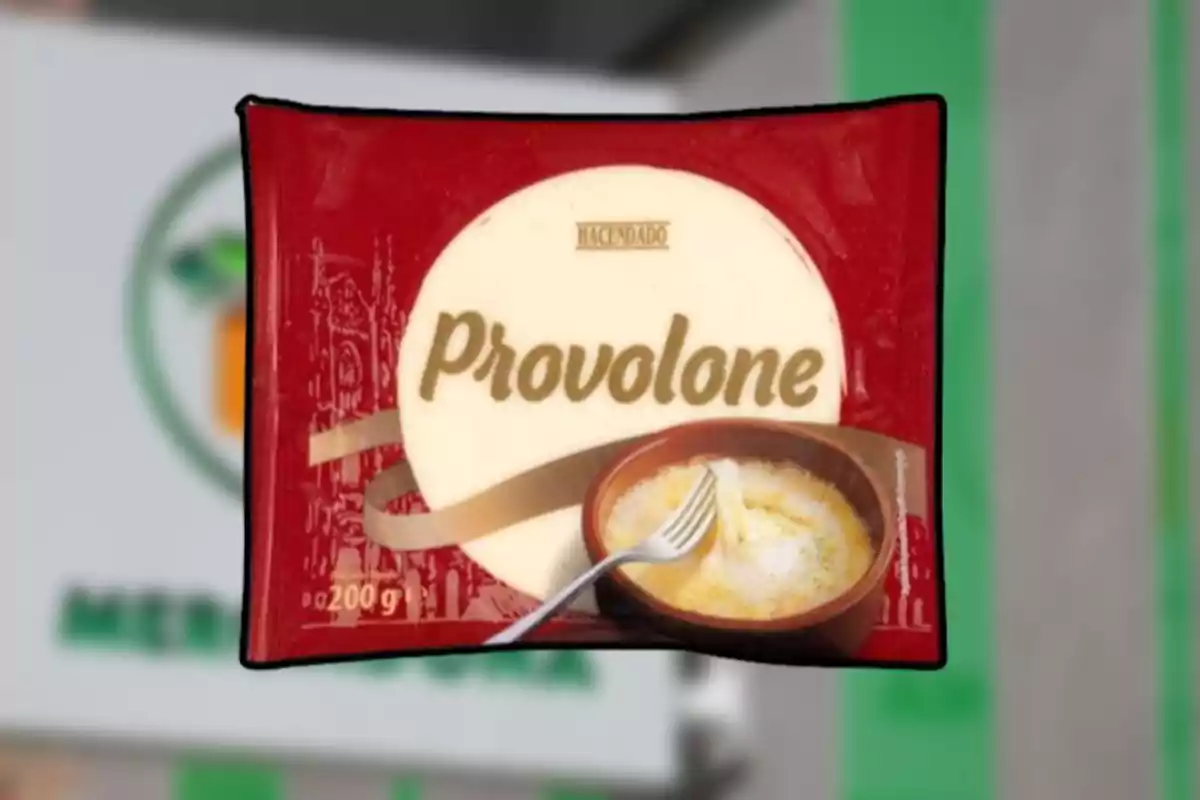 Queso provolone envasado de la marca Hacendado sobre un fondo desenfocado de supermercado. Queso provolone envasado de la marca Hacendado sobre un fondo desenfocado de supermercado.