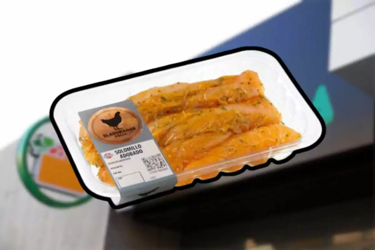 Bandeja de solomillo adobado de pollo envasado con etiqueta sobre un fondo desenfocado de supermercado Bandeja de solomillo adobado de pollo envasado con etiqueta sobre un fondo desenfocado de supermercado