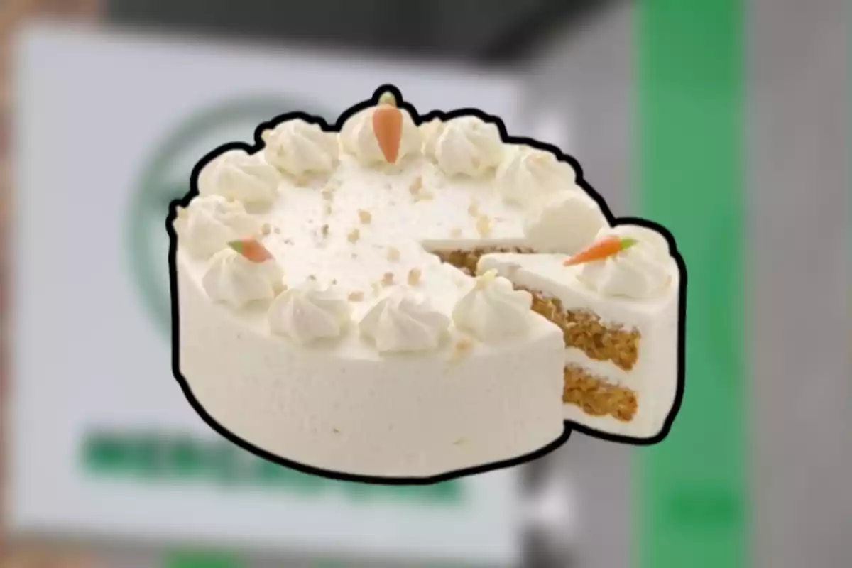 Pastel de zanahoria decorado con betún blanco y pequeñas zanahorias de mazapán, con una rebanada cortada Pastel de zanahoria decorado con betún blanco y pequeñas zanahorias de mazapán, con una rebanada cortada