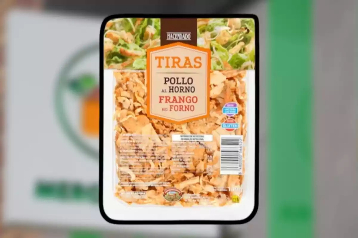 Envase de tiras de pollo al horno de la marca Hacendado sobre un fondo desenfocado Envase de tiras de pollo al horno de la marca Hacendado sobre un fondo desenfocado