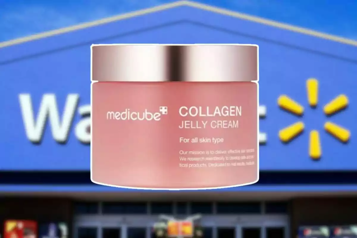 Envase de crema Medicube Collagen Jelly Cream frente a una tienda Walmart desenfocada Envase de crema Medicube Collagen Jelly Cream frente a una tienda Walmart desenfocada