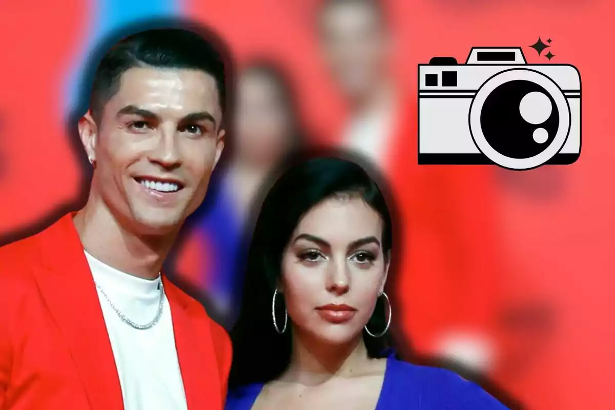 Cristiano Ronaldo y Georgina Rodríguez posando frente a un fondo rojo con un icono de cámara en la esquina superior derecha