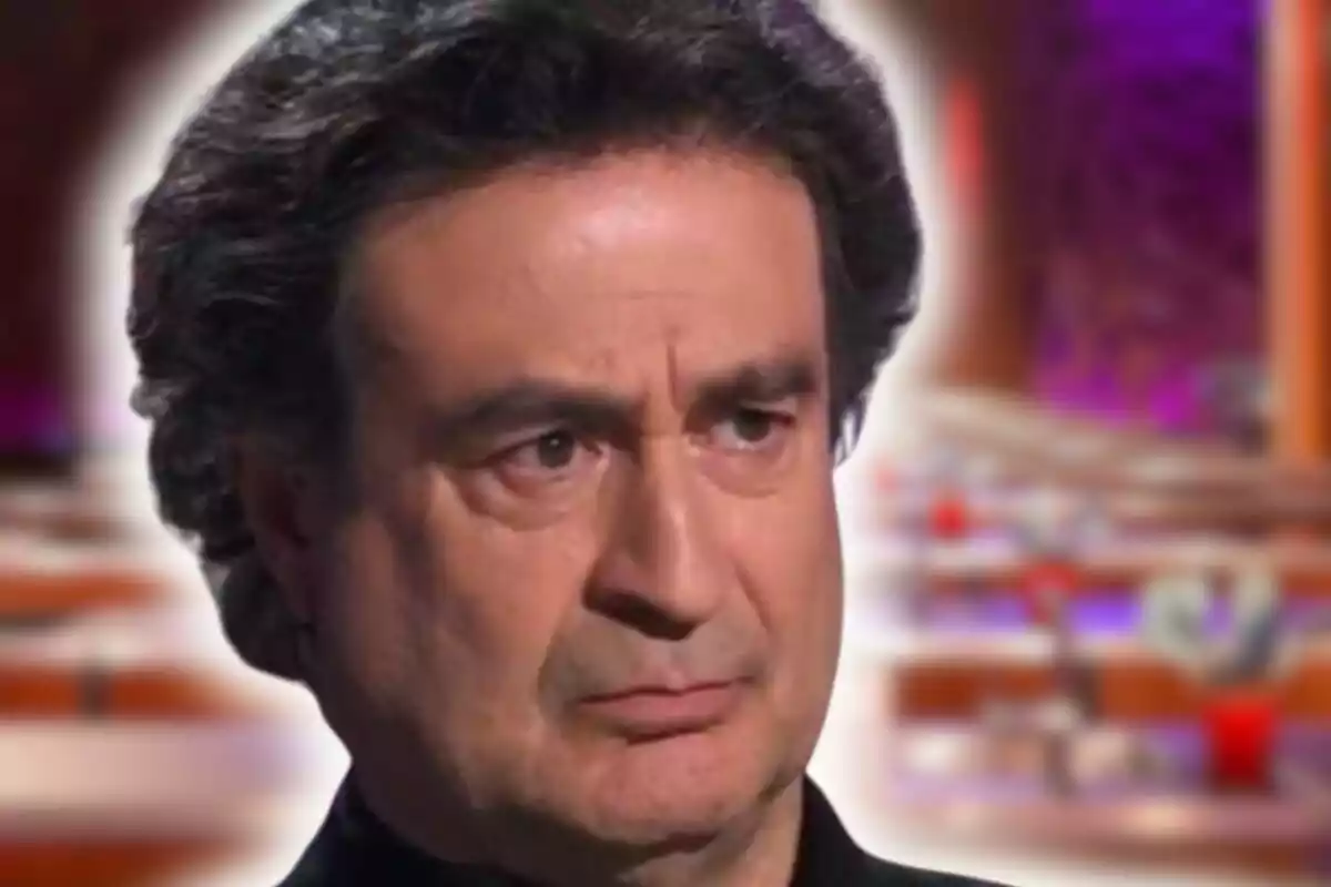 Montaje de fotos de primer plano de Pepe Rodríguez con rostro serio y el plató de 'MasterChef' de fondo.
