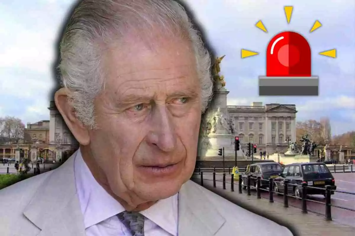 El rey Carlos III de cabello canoso con expresión seria frente al Palacio de Buckingham y una sirena de alerta roja dibujada en la esquina superior derecha