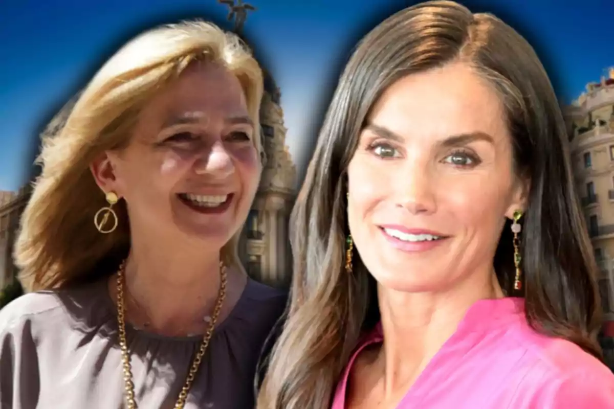 La infanta Cristina y la reina Letizia sonrientes posan frente a un fondo urbano con cielo azul