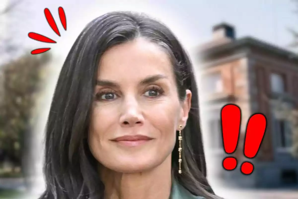 Montaje de fotos de primer plano de la reina Letizia con expresión seria al frente de un edificio desenfocado, que es el palacio de la Zarzuela, con signos de exclamación y líneas rojas decorativas.