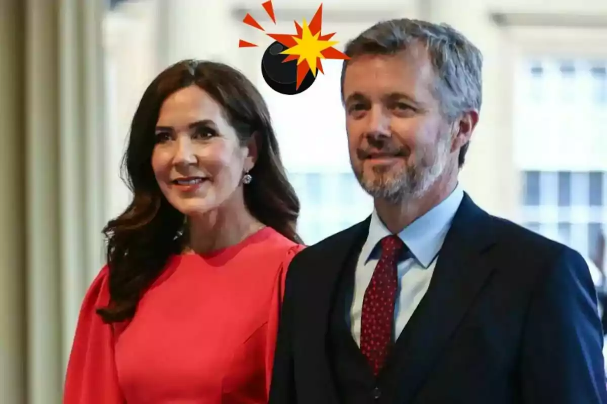 Pareja elegantemente vestida sonríe mientras una ilustración de bomba con explosión aparece sobre sus cabezas