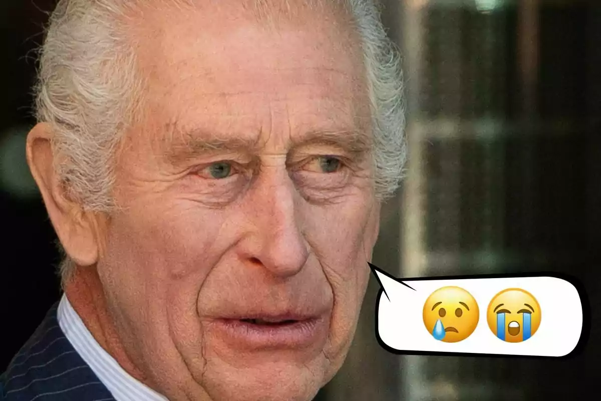 Montaje de fotos de Carlos III con expresión seria y un globo de diálogo con emojis de tristeza y llanto.