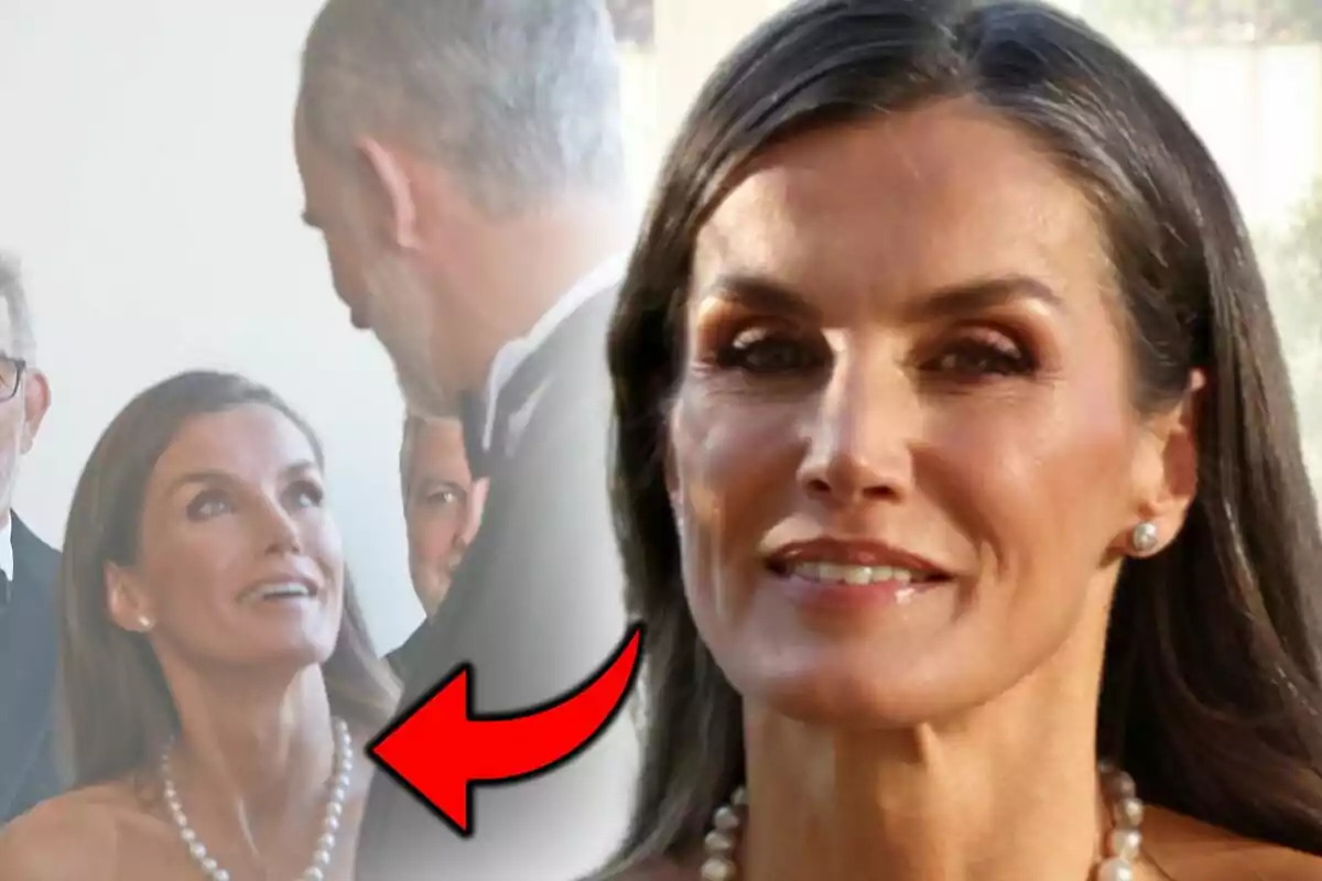 Montaje de fotos de la reina Letizia Ortiz con un collar de perlas y vestido elegante, en primer plano y al fondo mirando a un hombre con barba, que es Felipe VI, acompañada de una flecha roja señalando la escena.
