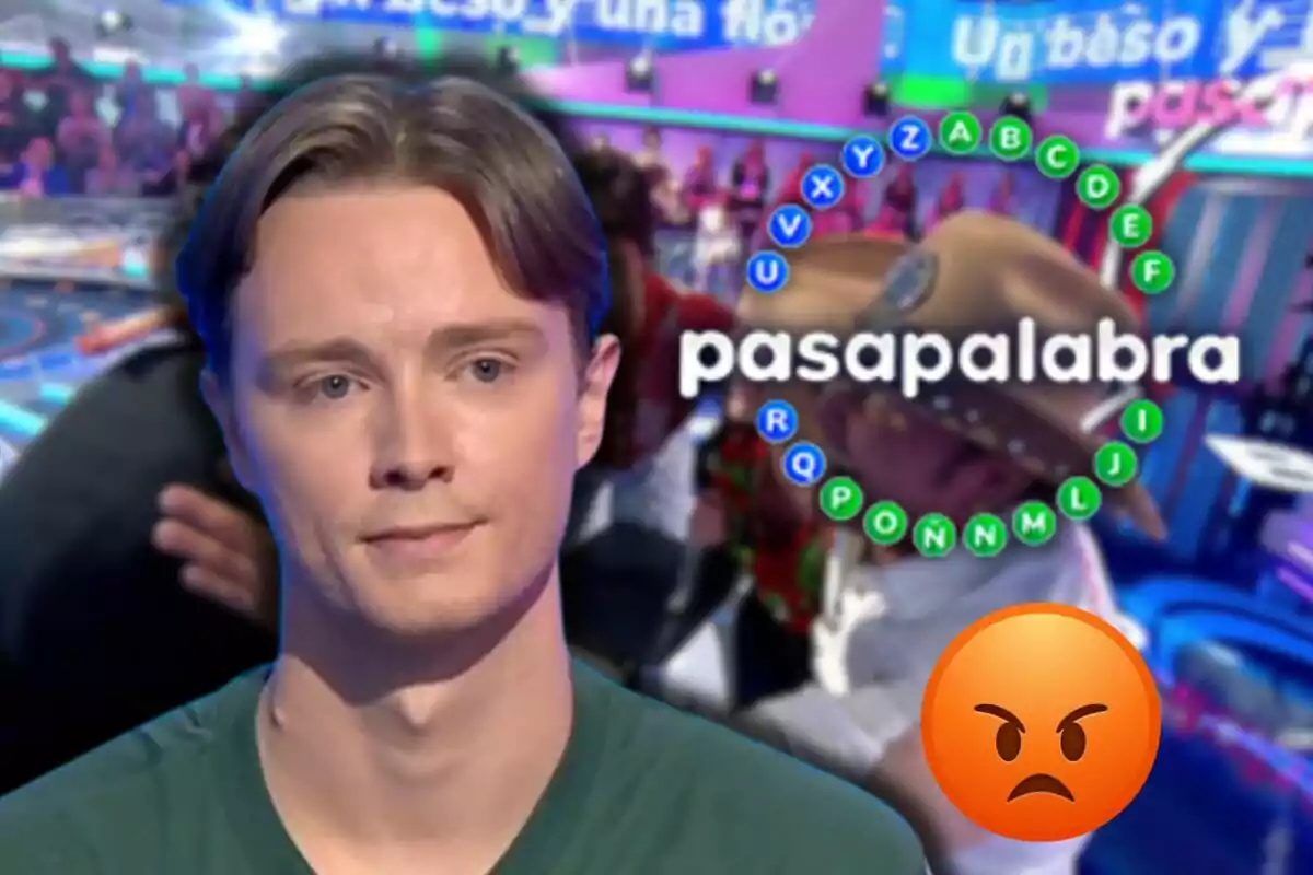 Manu con expresión seria aparece en primer plano con el logo de Pasapalabra y un emoji de enojo sobre un fondo de estudio de televisión.