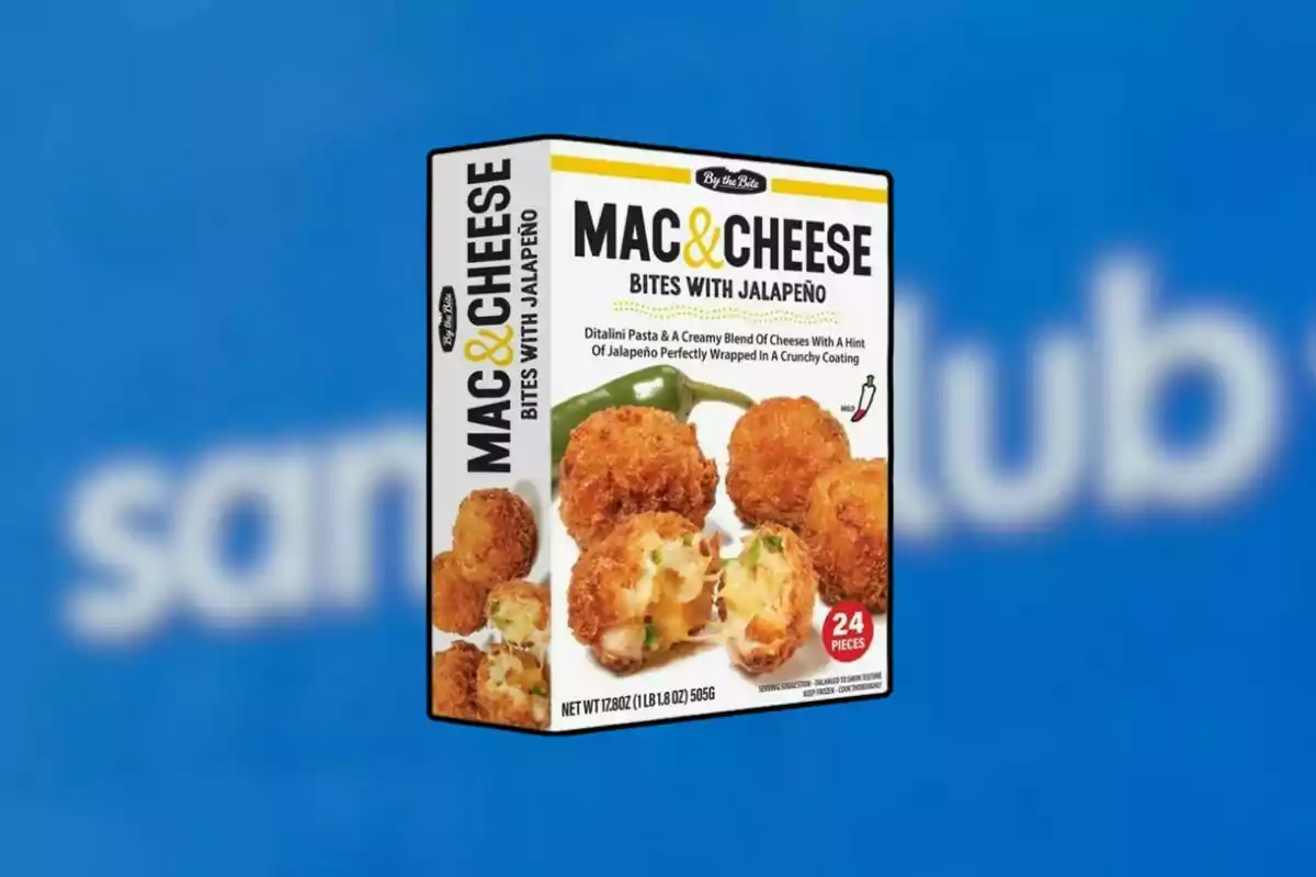 Caja de bocados de macarrones con queso y jalapeño sobre un fondo azul con el logo borroso de Sam's Club Caja de bocados de macarrones con queso y jalapeño sobre un fondo azul con el logo borroso de Sam's Club