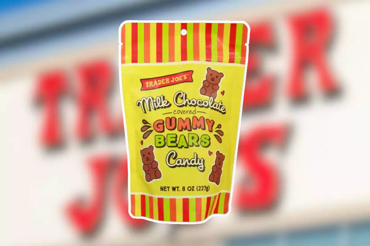 Bolsa amarilla de caramelos de ositos de goma cubiertos de chocolate con leche de la marca Trader Joe's con ilustraciones de ositos y detalles en rojo y verde Bolsa amarilla de caramelos de ositos de goma cubiertos de chocolate con leche de la marca Trader Joe's con ilustraciones de ositos y detalles en rojo y verde