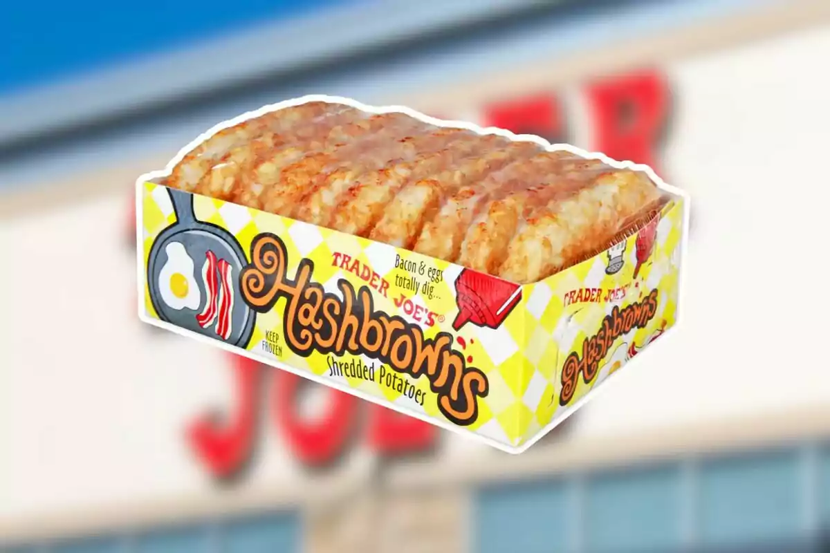 Caja de hashbrowns de Trader Joe's con diseño amarillo y dibujos de huevo y tocino Caja de hashbrowns de Trader Joe's con diseño amarillo y dibujos de huevo y tocino