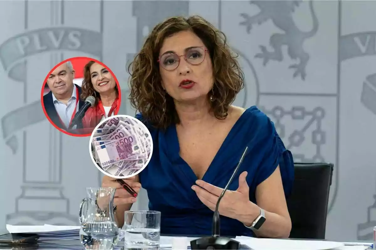 Mujer con gafas y vestido azul hablando en una rueda de prensa con dos círculos superpuestos que muestran a una pareja sonriente y varios billetes de 500 euros