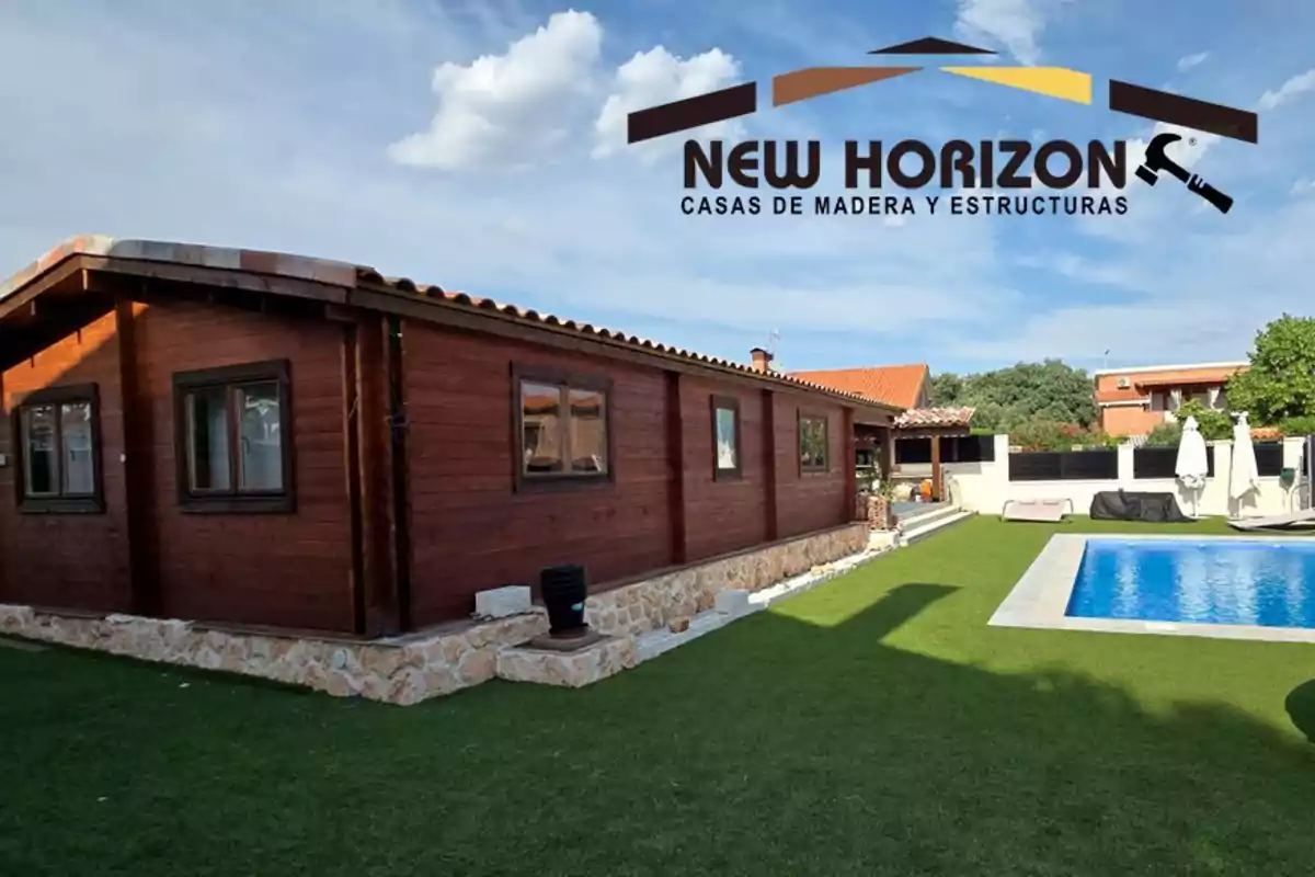 Casa de madera con techo a dos aguas junto a una piscina en un jardín con césped artificial y cielo parcialmente nublado