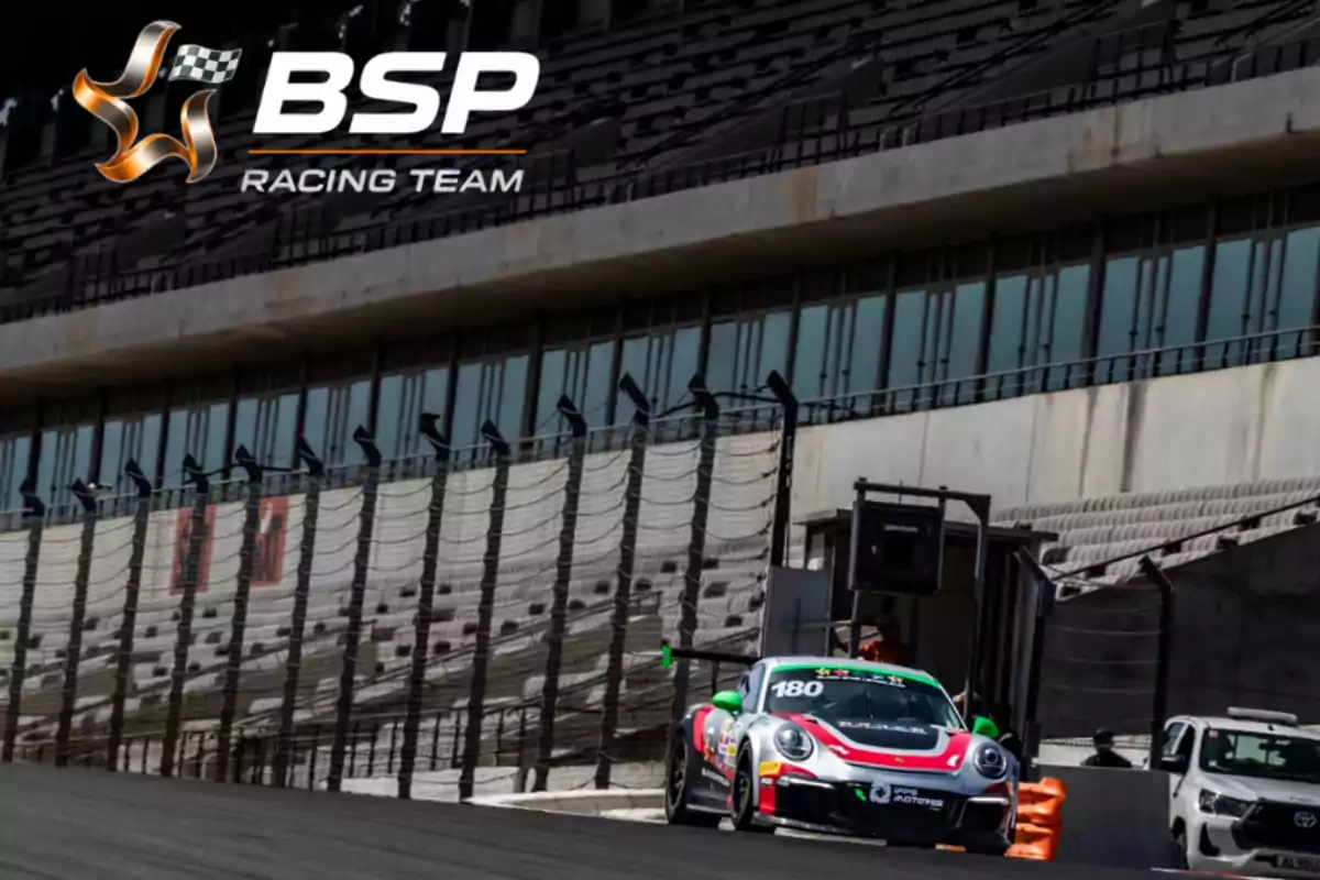 Auto de carreras en pista con el logo de BSP Racing Team en la parte superior izquierda y gradas vacías al fondo
