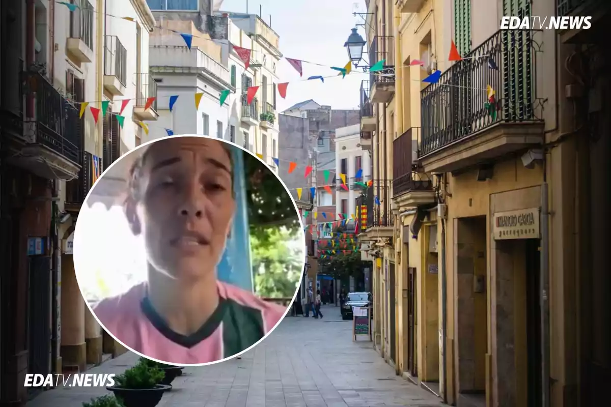 Una calle decorada con banderines de colores y un círculo en primer plano que muestra a una mujer con camiseta rosa y verde hablando frente a la cámara