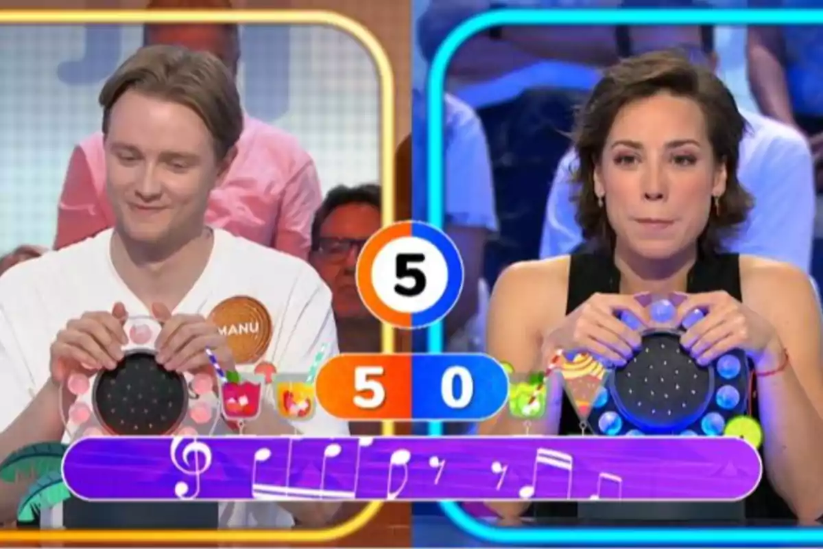 Manu y Rosa participan en un juego de preguntas musicales en un programa de televisión, cada uno sostiene un pulsador y el marcador muestra una puntuación de cinco a cero. Captura de 'Pasapalabra' Manu y Rosa participan en un juego de preguntas musicales en un programa de televisión, cada uno sostiene un pulsador y el marcador muestra una puntuación de cinco a cero. Captura de 'Pasapalabra'