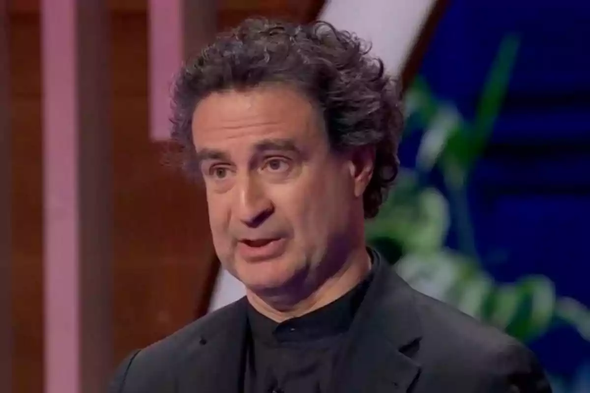 Pepe Rodríguez con rostro neutro en un set de televisión con fondo desenfocado. Pepe Rodríguez con rostro neutro en un set de televisión con fondo desenfocado.
