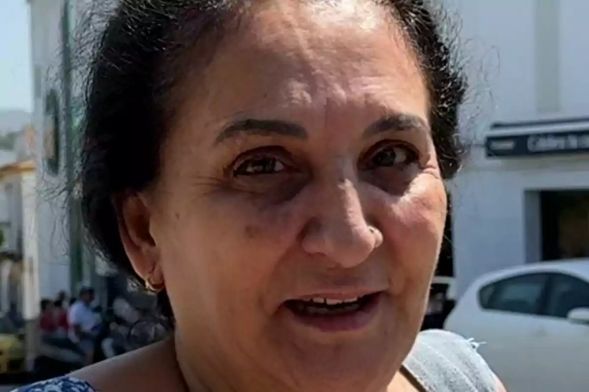 Primer plano de Inma, madre de Michu, mientras atiende a la prensa, a 08 de julio de 2025, en Arcos de la Frontera. Primer plano de Inma, madre de Michu, mientras atiende a la prensa, a 08 de julio de 2025, en Arcos de la Frontera.