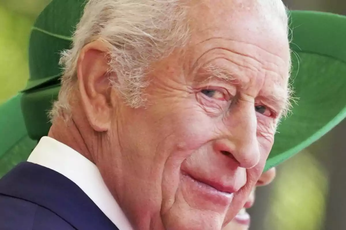 Primer plano de Carlos III con un derrame en el ojo mirando hacia la cámara con expresión seria y fondo desenfocado. Primer plano de Carlos III con un derrame en el ojo mirando hacia la cámara con expresión seria y fondo desenfocado.