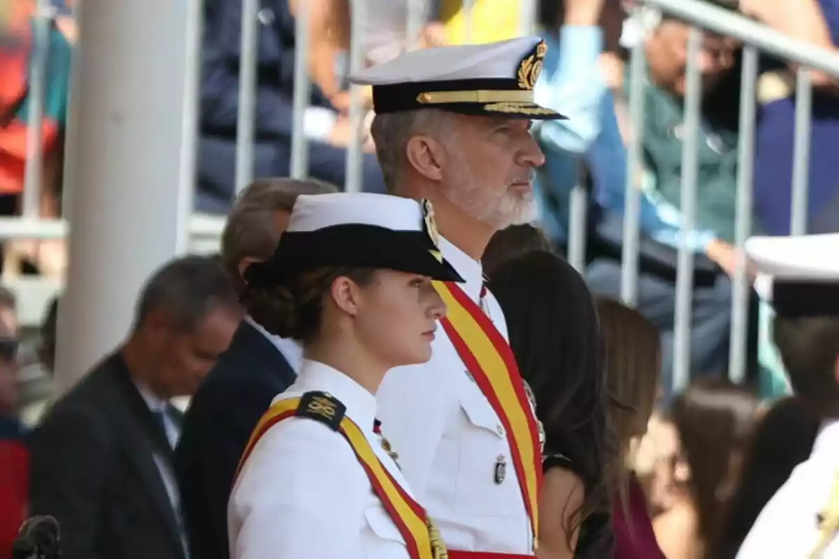 El Rey Felipe VI y la princesa Leonor durante la el juramento o promesa ante la Bandera y el acto de entrega de Reales Despachos y nombramientos a los nuevos oficiales de la Armada, en la Escuela Naval de Marín, a 16 de julio de 2025, en Marín. El Rey Felipe VI y la princesa Leonor durante la el juramento o promesa ante la Bandera y el acto de entrega de Reales Despachos y nombramientos a los nuevos oficiales de la Armada, en la Escuela Naval de Marín, a 16 de julio de 2025, en Marín.