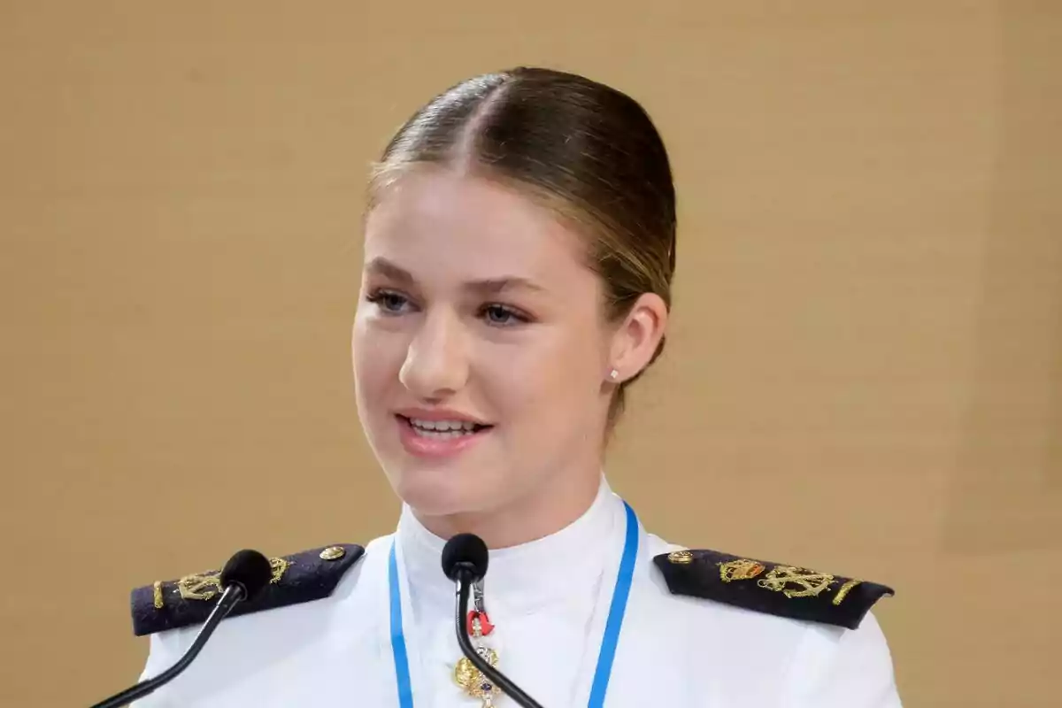 Close-up of Princess Leonor in a white military uniform speaking into a microphone after receiving the “2025 Galicia Gold Medal” at the Pazo de Raxoi, on July 13, 2025, in Santiago de Compostela. Close-up of Princess Leonor in a white military uniform speaking into a microphone after receiving the “2025 Galicia Gold Medal” at the Pazo de Raxoi, on July 13, 2025, in Santiago de Compostela.