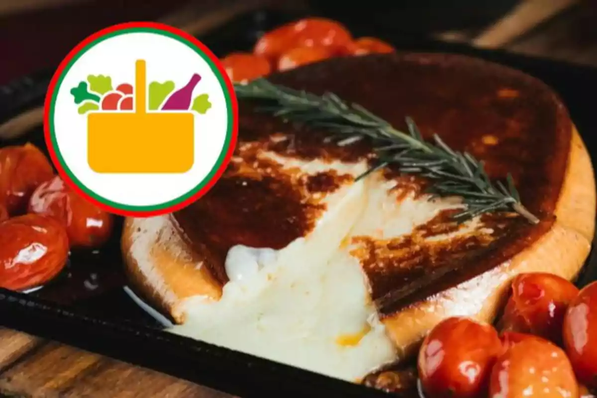 Queso fundido con costra dorada decorado con una rama de romero y acompañado de tomates cherry, con un ícono de canasta de supermercado en la esquina superior izquierda Queso fundido con costra dorada decorado con una rama de romero y acompañado de tomates cherry, con un ícono de canasta de supermercado en la esquina superior izquierda